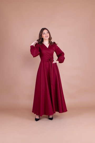 فستان نسائي طويل بحزام وياقة مزدوجة الصدر باللون العنابي