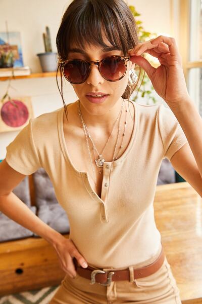 Olalook Damska koszulka na ramiączkach w kolorze beżowym, zapinana na zatrzask BLZ-19000171