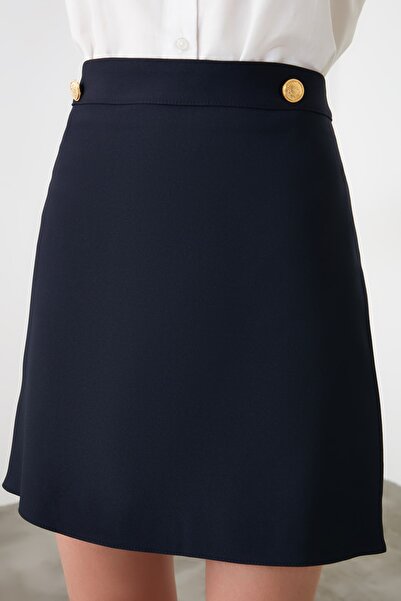 Trendyol Collection Sötétkék, A-vonalú, egyenes szabású miniszoknya - elülső gombrészlet TWOAW20ET0370