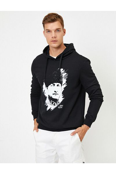 Koton Schwarzes Herren-Kapuzenpullover mit Atatürk-Aufdruck