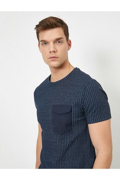Koton Marineblaues Slim-Fit-T-Shirt mit Rundhalsausschnitt und Taschendetail für Herren