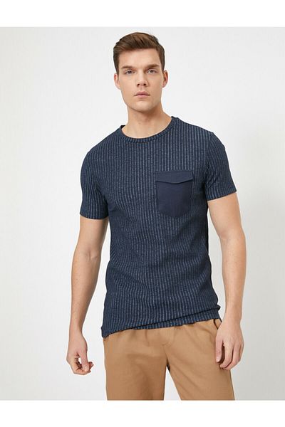 Koton Marineblaues Slim-Fit-T-Shirt mit Rundhalsausschnitt und Taschendetail für Herren