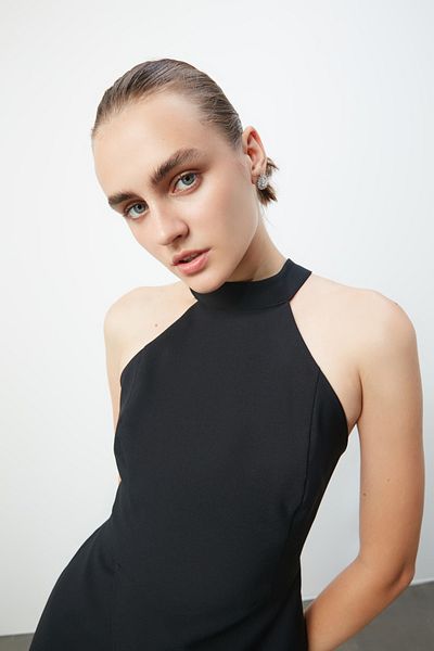 Trendyol Collection Stylové krátké večerní šaty – černé tkané, podšité TPRAW19BB0007