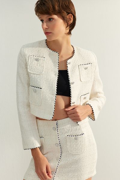 Trendyol Collection Ecrufarbene, kurze Webjacke - Limitierte Auflage TWOAW24CE00122