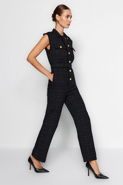 Trendyol Collection Schwarzer, gewebter Tweed-Jumpsuit mit Hemdkragen und Knopfdetail und Gürtel TWOAW24TU00013