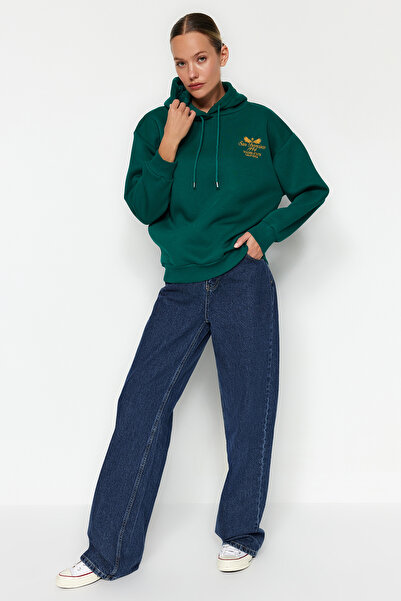 Trendyol Collection Smaragdově zelená Regular/Regular Fit Vyšívaná fleecová mikina s kapucí uvnitř Pletená mikina TWOAW24SW00219