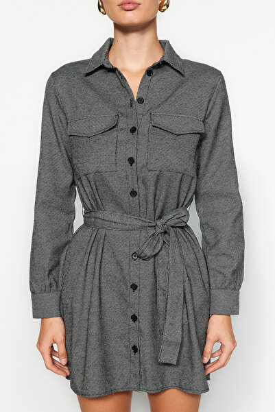 Trendyol Collection Tkané košilové šaty s černým páskem TWOAW24EL00776