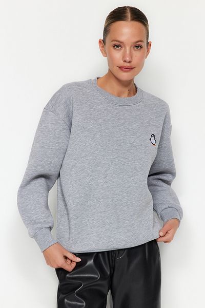 Trendyol Collection Szürke, hímzett, normál szabású, vastag belső polár pulóver - TWOAW24SW00196