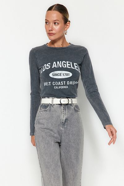 Trendyol Collection Antracitově potištěný výstřih s výstřihem vybledlý efekt Pletené triko Slim Fit TWOAW24TS00010