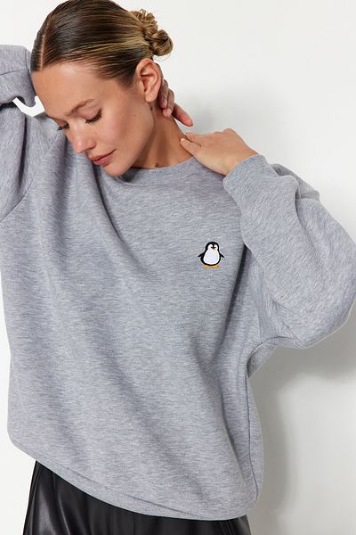 Trendyol Collection Szürke, hímzett, normál szabású, vastag belső polár pulóver - TWOAW24SW00196