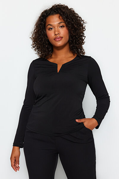 Trendyol Curve Černá pletená halenka Sandy s výstřihem do V pro větší velikosti TBBAW24AF00030