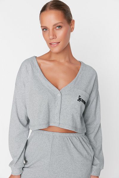 Trendyol Collection Graues gestricktes Pyjama-Set aus schnurgebundener Baumwolle mit Stickerei THMAW22PT0511