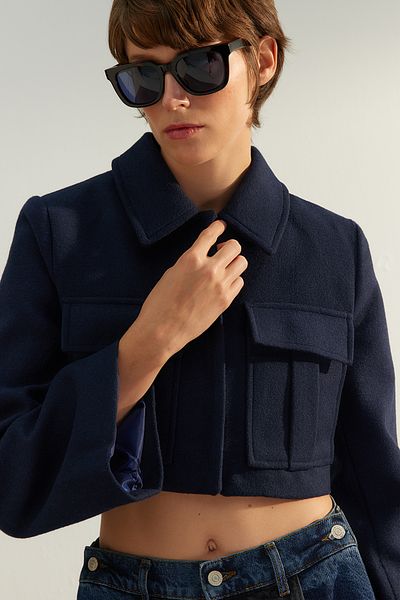 Trendyol Collection Marineblaue, taillierte Crop-Webjacke in limitierter Auflage TWOAW24CE00123