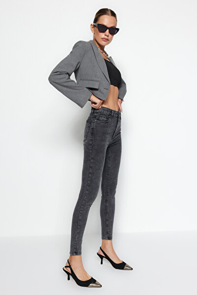 Trendyol Collection Anthrazitfarbene, elastische Skinny-Jeans mit hoher Taille TWOAW24JE00066