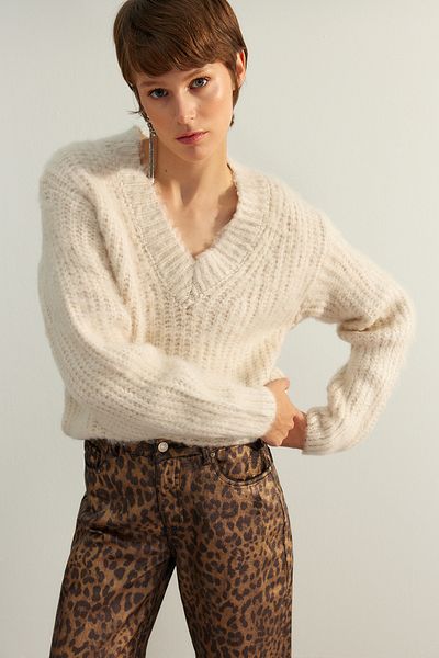 Trendyol Collection Limited Edition Ecru Soft Textured V-Neck Knitwear Sweater TWOAW24KZ01254