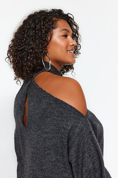 Trendyol Curve Anthrazitfarbener Strickpullover in großen Größen TBBAW24AN00087