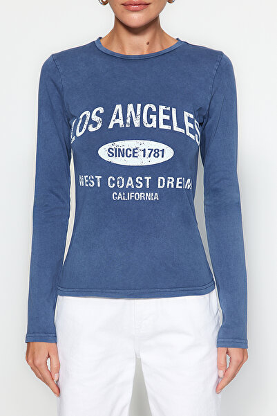 Trendyol Collection Indigo Printed Crew Neck Wash Effect Slim Fit Pletené tričko TWOAW24TS00010