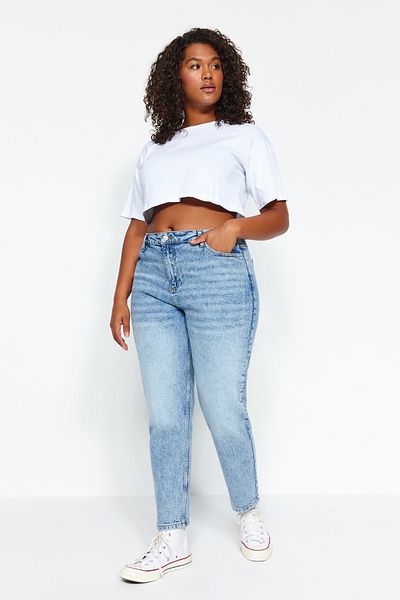 Trendyol Curve Blaue Mom-Fit-Jeans mit hoher Taille TBBAW24CJ00050