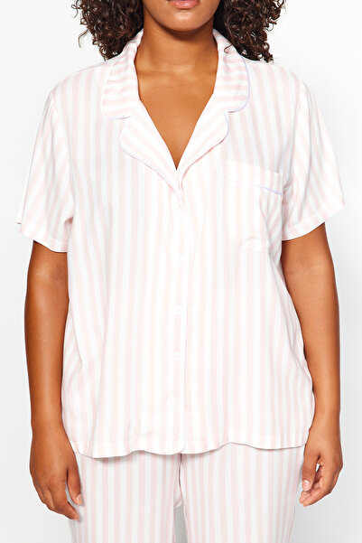 Trendyol Curve Rózsaszín csíkos inggalléros szőtt pizsama készlet TBBAW24PT00000