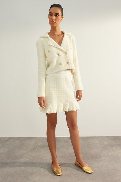 Trendyol Collection Ecru Limited Edition Strickrock mit Rüschendetails – Feder/Bartgarn TWOAW24ET00260
