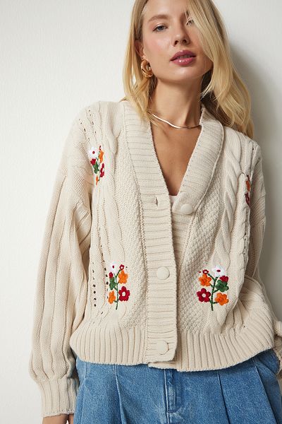 Happiness İstanbul Cremefarbene Strickjacke mit besticktem Strickmotiv für Damen PA00009