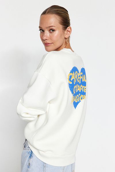 Trendyol Collection Ecru tlustý fleece uvnitř hrudi a zad embosovaný tištěný oversize pletená mikina TWOAW24SW00226