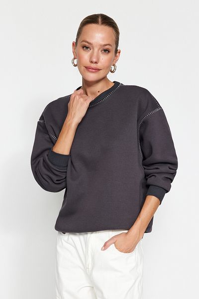 Trendyol Collection Antracitové háčkování Detailní Crew Neck Regular Fit Silný fleece uvnitř Pletená mikina TWOAW24SW00235