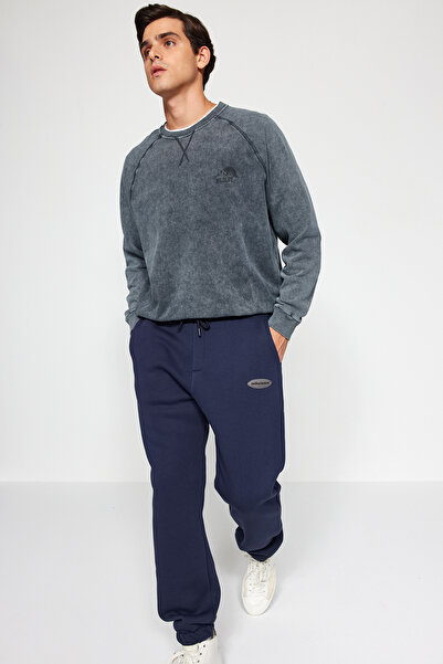 Trendyol Collection Sötétkék Oversize/Wide Fit Jogger melegítőnadrág telefonzsebekkel és címkékkel TMNAW24EA00015