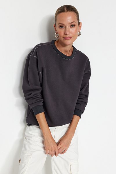 Trendyol Collection Antracitové háčkování Detailní Crew Neck Regular Fit Silný fleece uvnitř Pletená mikina TWOAW24SW00235
