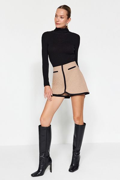 Trendyol Collection Beigefarbener Shorts-Rock aus gewebtem Tweedstoff mit detaillierten Streifen und Details TWOAW24SR00058
