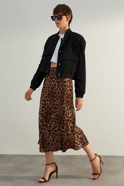 Trendyol Collection Barna prémium minőségi állatmintás szatén midi szőtt szoknya TWOAW24ET00140
