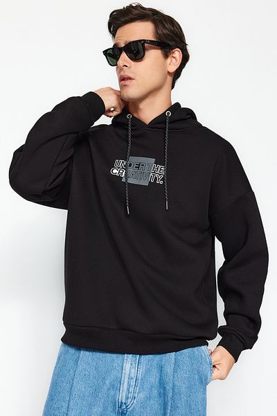 Trendyol Collection Черен 100% памук суитшърт с голям размер/широко изрязване с качулка и дълъг ръкав с щампи на гърба TMNAW24SW00220