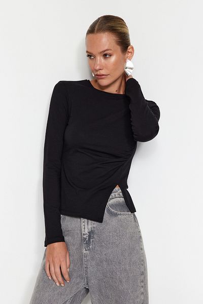 Trendyol Collection Schwarze Strickbluse aus Baumwolle mit gerafftem Rundhalsausschnitt und einfachem Schlitz und detailliertem Schnitt TWOAW24BZ00388
