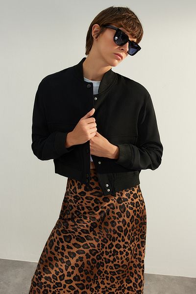 Trendyol Collection Schwarze Premium-Bomber-Crop-Webjacke TWOAW24CE00047