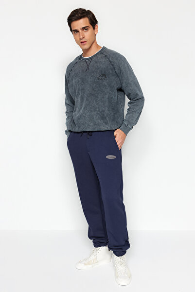 Trendyol Collection Sötétkék Oversize/Wide Fit Jogger melegítőnadrág telefonzsebekkel és címkékkel TMNAW24EA00015