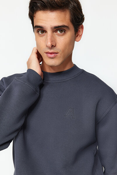 Trendyol Collection Anthrazitfarbenes Oversize-/Weitschnitt-Sweatshirt mit halbem Rollkragen und Buchstabenstickerei mit Fleece-Innenseite TMNAW24SW00046