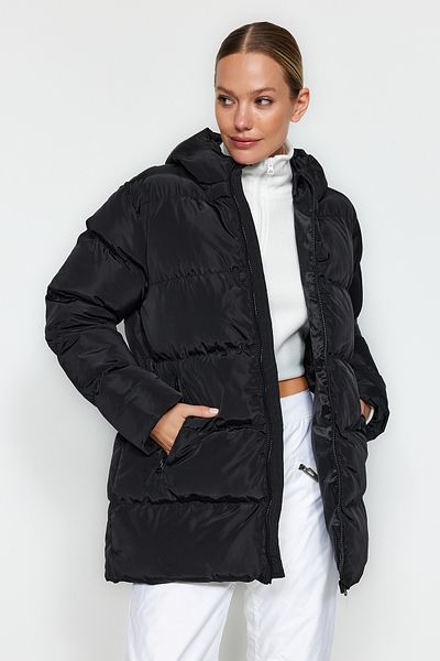 Trendyol Collection Czarna wodoodporna kurtka puchowa z kapturem TWOAW24MO00238