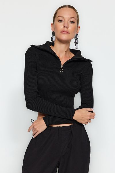 Trendyol Collection Czarny sweter z dzianiny zapinany na zamek i szczegółowy TWOAW24KZ01208