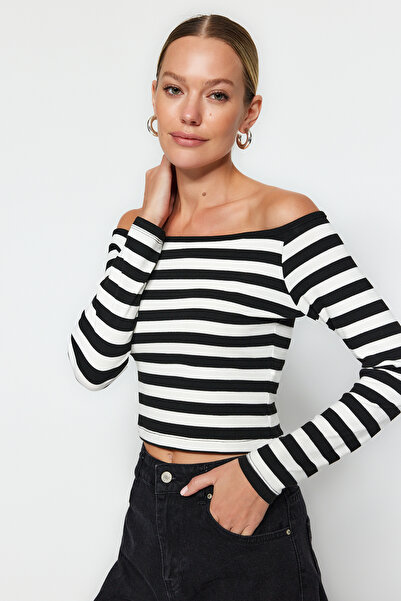 Trendyol Collection Pruhovaná pružná pletená halenka Carmen s černým límcem TWOAW24BZ00316