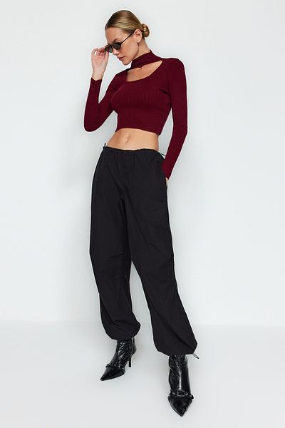 Trendyol Collection Bordeauxroter, kurzer Strickpullover mit Stehkragen TWOAW24KZ01206
