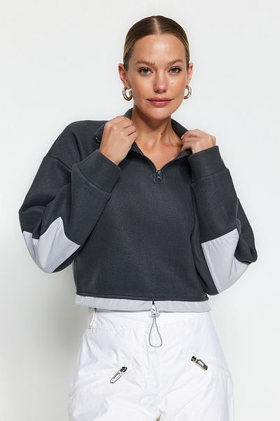 Trendyol Collection Anthrazitfarbenes, kurzes Sweatshirt mit Polokragen und Fallschirmdetails, Reißverschluss und Stopper aus Fleece-Strick TWOAW24SW00005