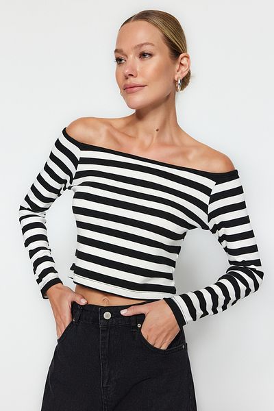 Trendyol Collection Schwarz gestreifte, taillierte, dehnbare Strickbluse mit Carmenkragen TWOAW24BZ00316