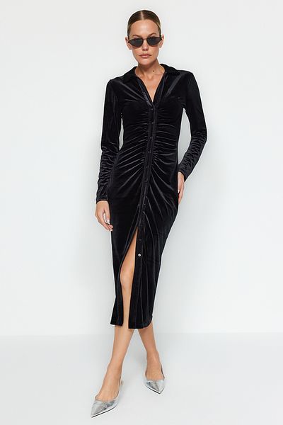Trendyol Collection Schwarzes tailliertes/tailliertes Midi-Bleistiftkleid aus Samt mit Polokragen und flexiblem Strick TWOAW24EL00529