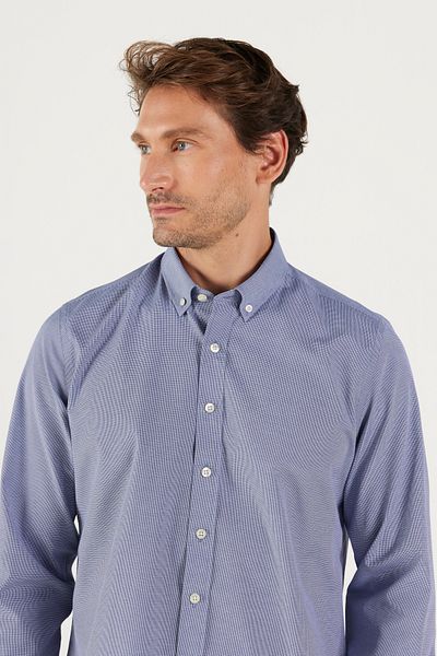 AC&Co / Altınyıldız Classics Marineblaues Slim-Fit-Hemd für Herren aus Baumwolle mit schmalem Oxford-Knopfkragen und Gingham-Karomuster