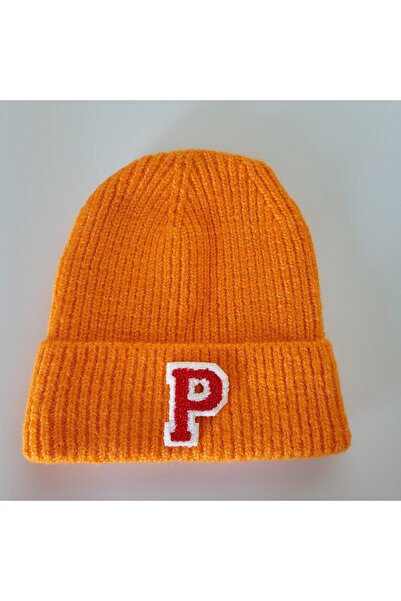 initialess قبعة صوف برتقالية محبوكة قابلة للطي مع حرف P