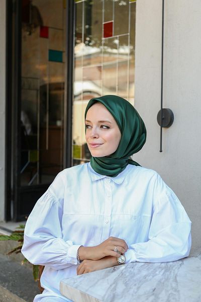 shantuQ PLAIN CRYSTAL SCARF - EMERALD