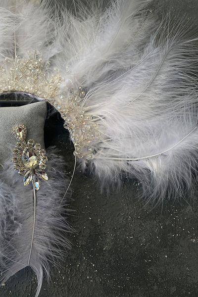 Hobigram Coroană și cercei de mireasă cu mărgele de cristal din pene de Maya albă pentru cele mai frumoase mirese – coroană, cu pietre de cristal