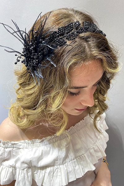Hobigram Model Black Leaf pentru cele mai frumoase mirese, păr pufos cu margele și accesoriu turban – coroană, piatră de cristal –