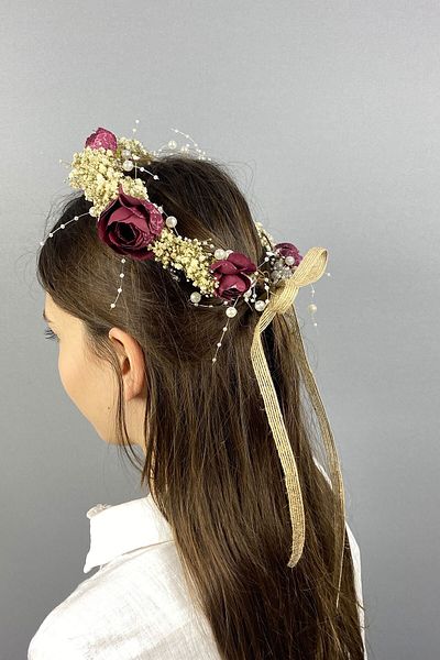 Hobigram Cele mai frumoase mirese Coroana de mireasa pentru fotografiere in exterior cu flori de bujor burgundy, cu perle Chipsolu – Coroana – Tiara