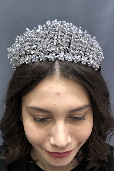 Hobigram Mireasa si coroana Henna cu margele de cristal argintiu deschis pentru cele mai frumoase mirese – Coroana, cu pietre de cristal, model elegant –